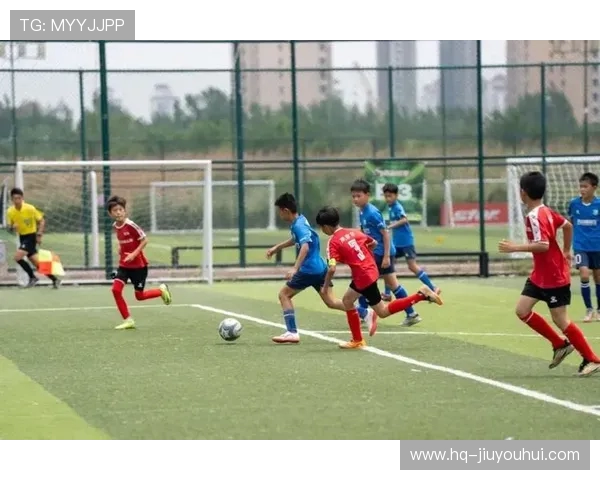 穿上心仪足球球衣感受绿茵激情让快乐随每一次奔跑绽放